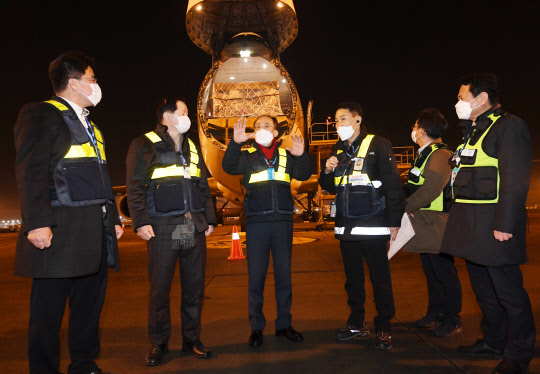 추경호 부총리 겸 기획재정부 장관은 1일 인천국제공항 대한항공 제1화물터미널을 방문해 새해 첫 출항하는 국적화물기의 반도체 관련 수출화물 선적 현장을 점검했다. <사진=기획재정부